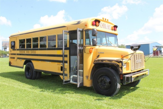 1999 GMC HANDICAP SCHOOL BUS, Type C, 22 Passenger w/ 3 Wheel Chair Spaces