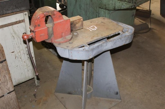 Metal Table w/Large Vice