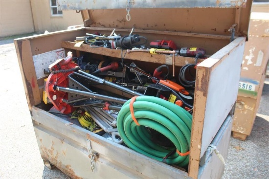 JOBOX W/ CONSTRUCTION MISC ELECTRIC CHAINSAW, PIPE STAND, LIGHTING, HOSE, HAND TOOLS, AND OTHER MISC