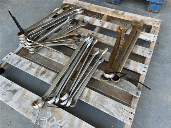 LOT OF ASSORTED WRENCHES