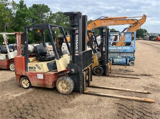 NISSAN 8,000LB FORKLIFT
