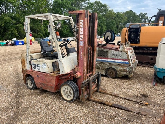 NISSAN 5,000LB FORKLIFT