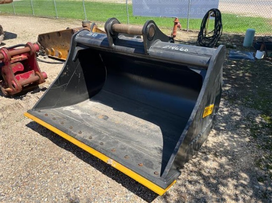TROJAN 72IN CLEANOUT BUCKET