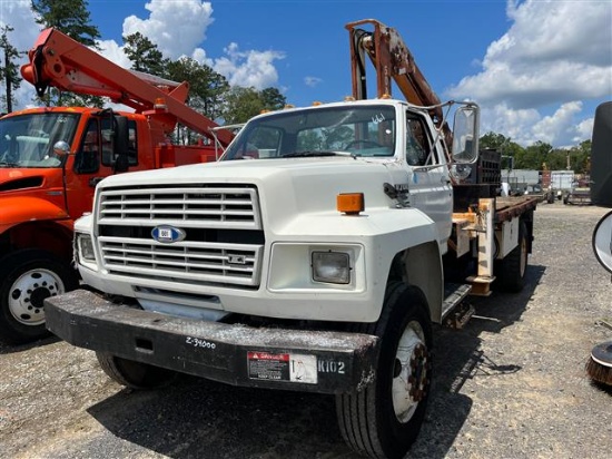 1994 FORD F-700 WITH 7,000LB AUTO CRANE