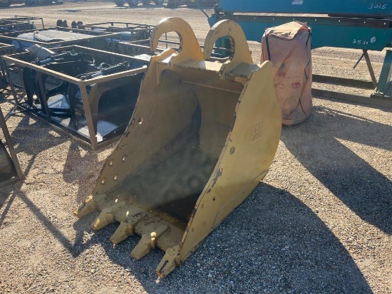 34IN CATERPILLAR DIGGING BUCKET