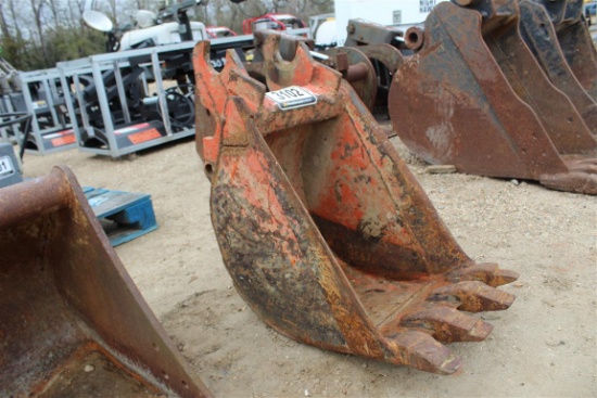 16IN DIGGING BUCKET WITH CRACK