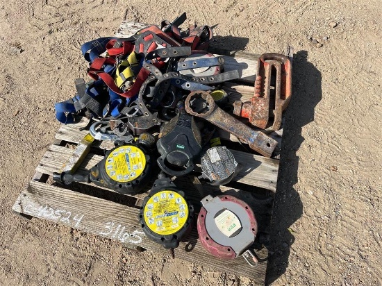PALLET OF SAFETY STRAPS AND 10 TON PLATE CLAMP
