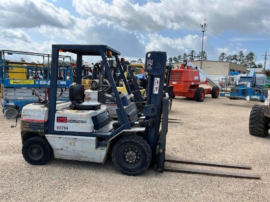 KOMATSU FG25-11 PNEUMATIC TIRE FORKLIFT