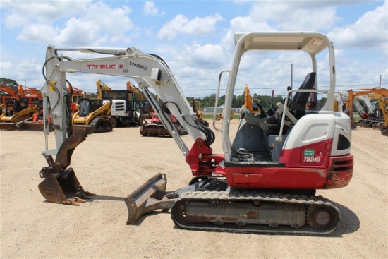 2015 TAKEUCHI TB240R MINI EXCAVATOR