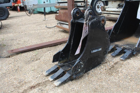 12IN UNUSED LANDHERO DIGGING BUCKET WITH TEETH