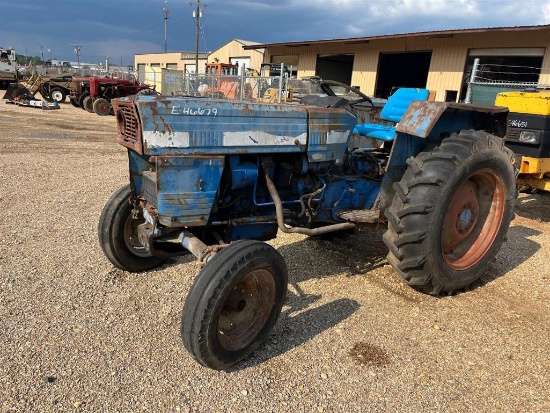 LONG 1529 FARM TRACTOR