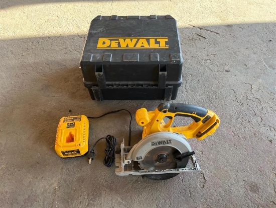 DEWALT 18V SKILL SAW WITH CHARGER AND CASE