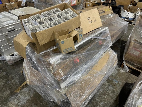 LOT OF ASSORTED LIGHT BULBS