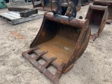 JD 24IN DIGGING BUCKET