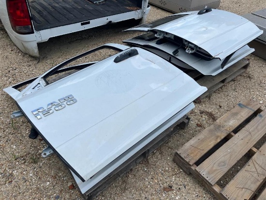 PALLET WITH (4) DODGE 2013 RAM 1500 DOORS