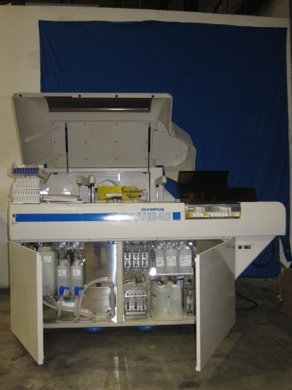 OLYMPUS AU640 Type-641-02 w/ pallet of accessories and manual  - Lot of 1 Chemistry Analyzer