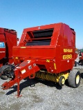 New Holland 688 Round Baler. Net Wrap. Good Shape      / Onsite Lot#211