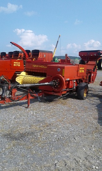 New Holland 575 Square Baler w/ Thrower.  / Onsite Lot # 401