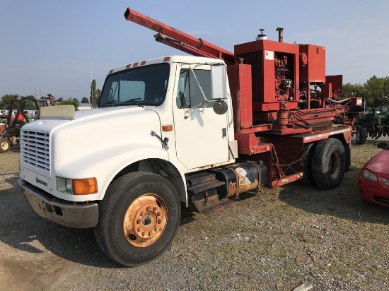 International 4900 Truck