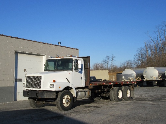2001 Volvo WG64 Tandem flatbed