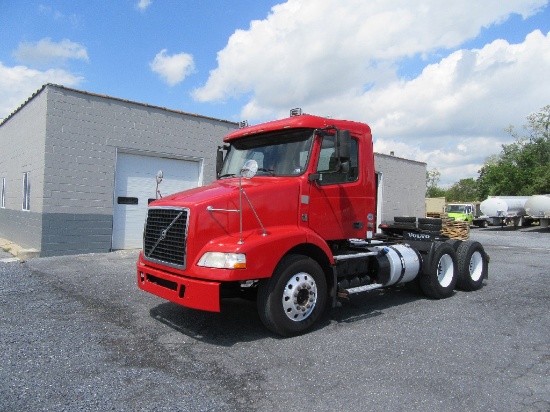 2012 Volvo VNM64T Daycab tractor