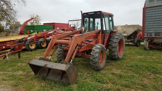 International 884 Loader Tractor