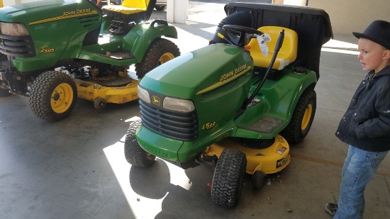 John Deere LT133 Riding Tractor