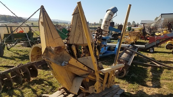 New Holland 824 Corn Head