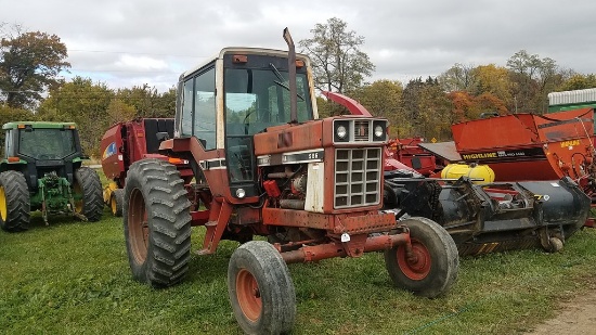 International 986 Cab Tractor