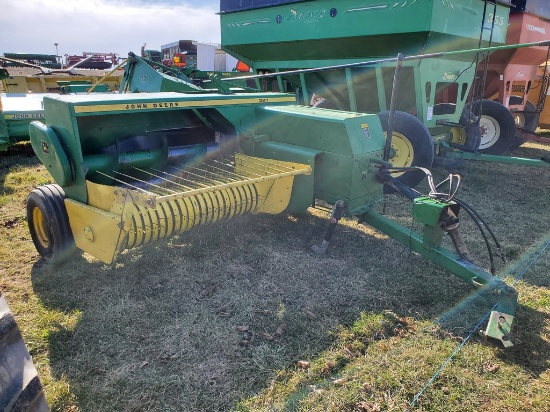John Deere 327 Small Square Baler