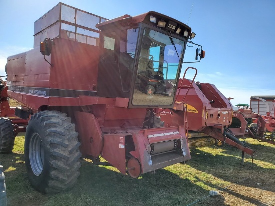 International 1660 Combine