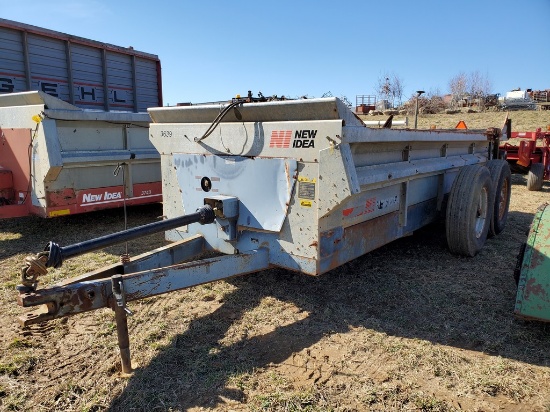 New Idea 3639 Manure Spreader