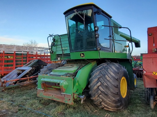John Deere 6620 Combine