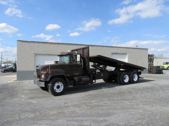 2002 Mack RD688S Tandem axle flat dump
