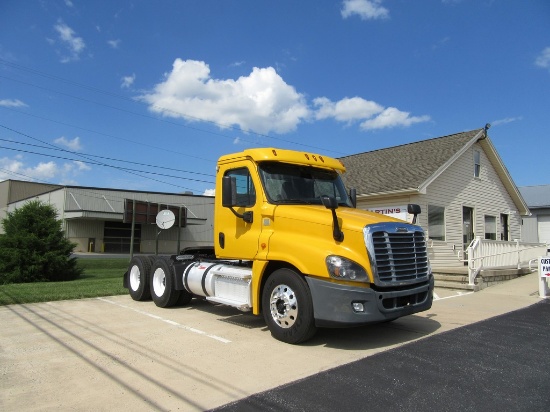 2014 Freightliner Cascadia Daycab Tractor