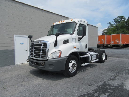 2015 Freightliner Cascadia Daycab Tractor
