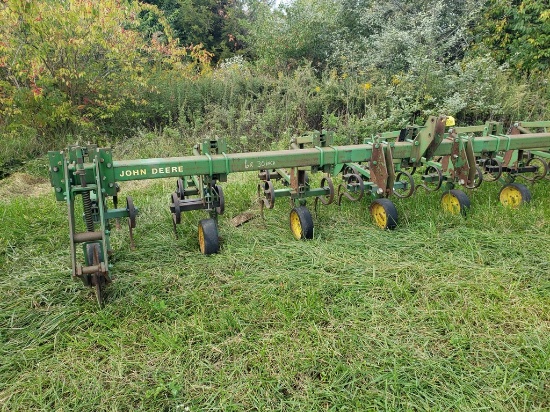 John Deere 825 Cultivator