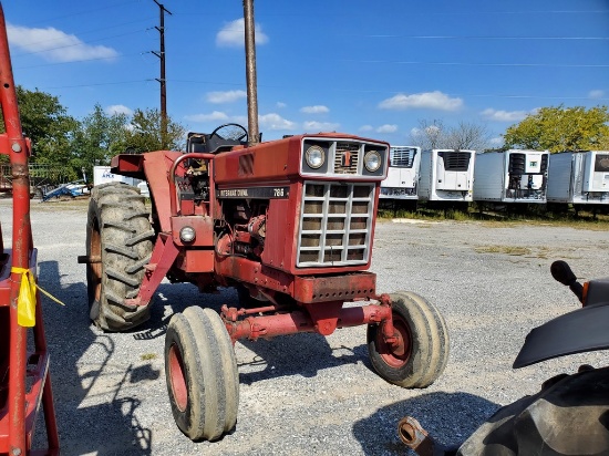 International 786 Tractor 'Runs & Operates'