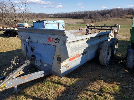New Idea 3639 Manure Spreader