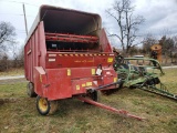 New Holland 818 Forage Wagon