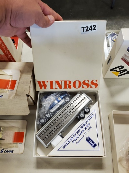 Winross Truck Tractor With Livestock Trailer