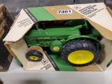 Ertl  1949 / 1954 John Deere R Tractor