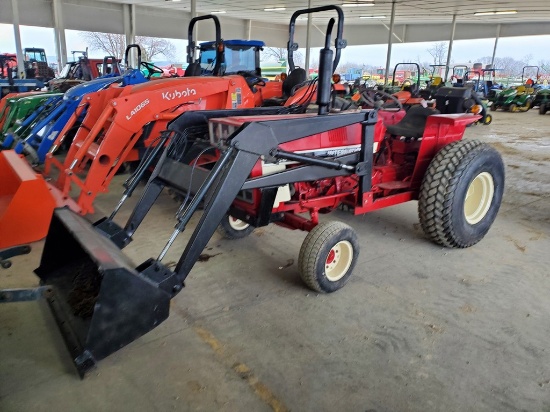 International 284 Compact Loader Tractor 'Ride & Drive'