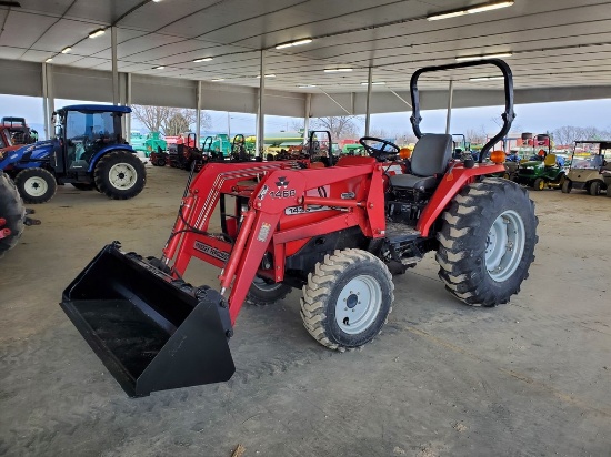 Massey Ferguson 1433 Compact Loader Tractor 'Ride & Drive'