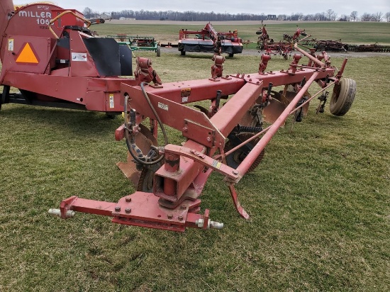 International 720 5Bt. Plow