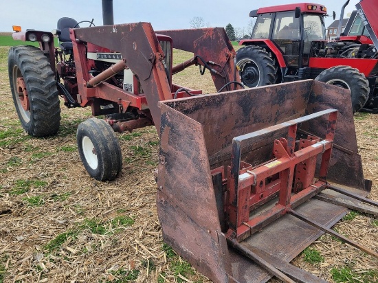 International 656 Loader Tractor