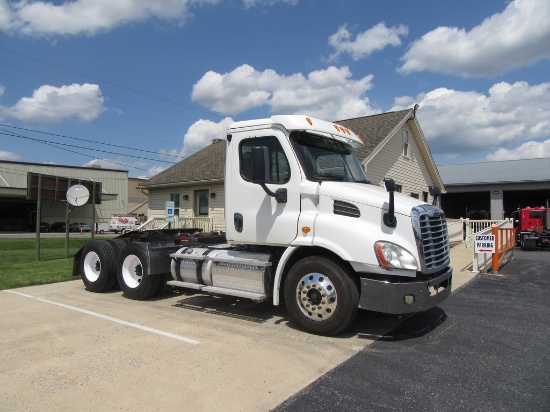 2013 Freightliner Cascadia Day Cab Truck Tractor