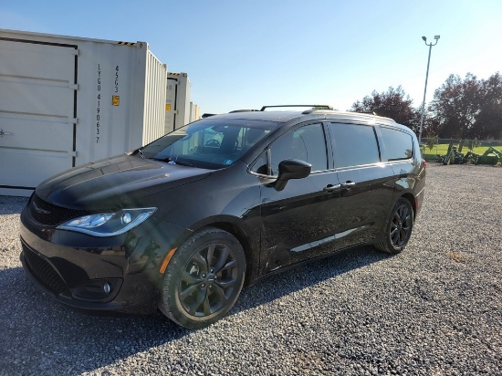 2018 Chrysler Pacifica Mini Van 'Title in the Office'