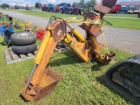 International 3082 Backhoe