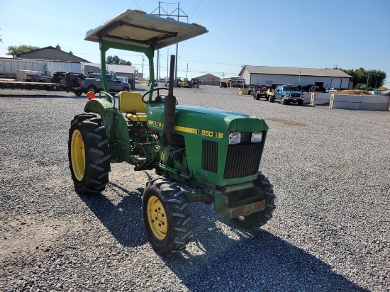 John Deere 850 Compact Tractor 'Ride & Drive - Drive Train Guarantee'